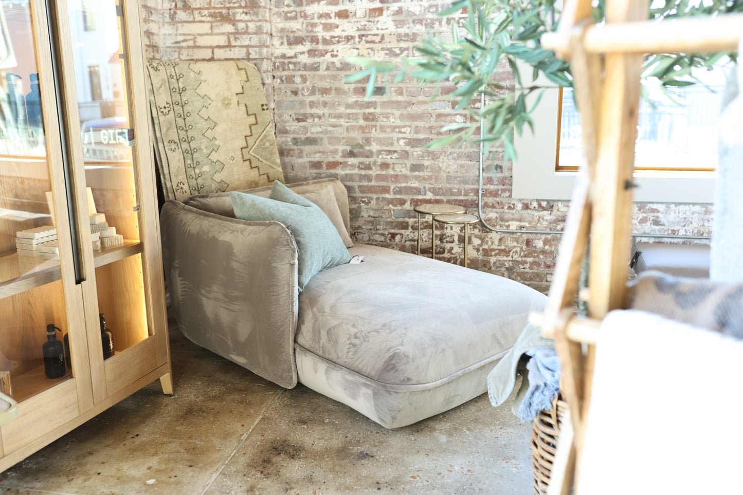 Clover Velvetlux Sand Chair