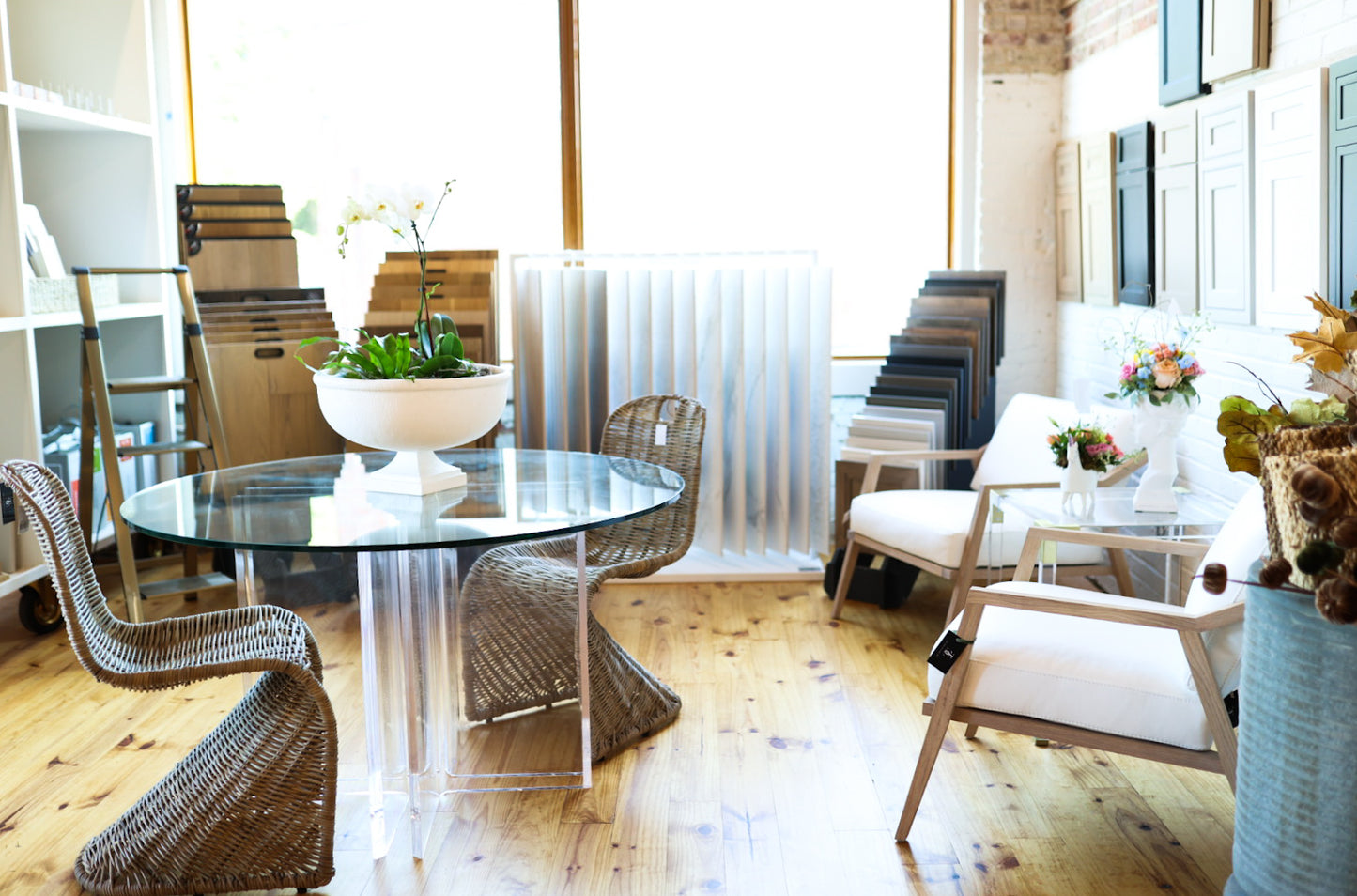 Round Acrylic Dining Table with Glass Top