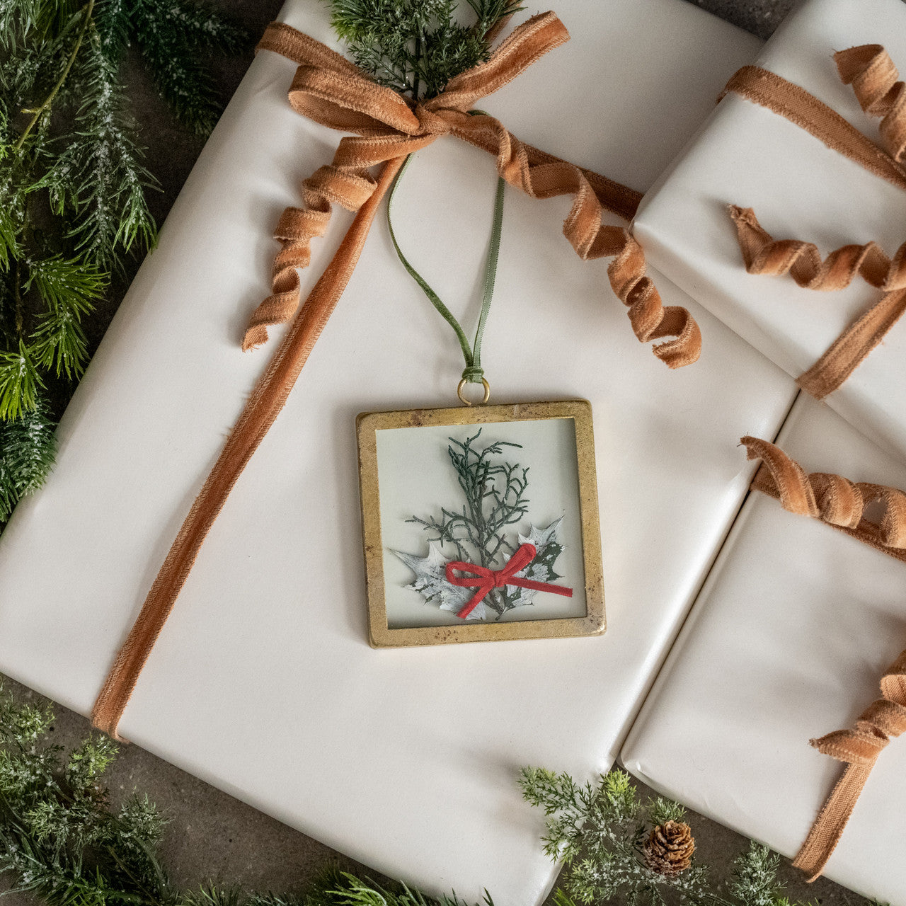 SQUARE PRESSED HOLIDAY FLORAL W/ RED BOW ORNAMENT