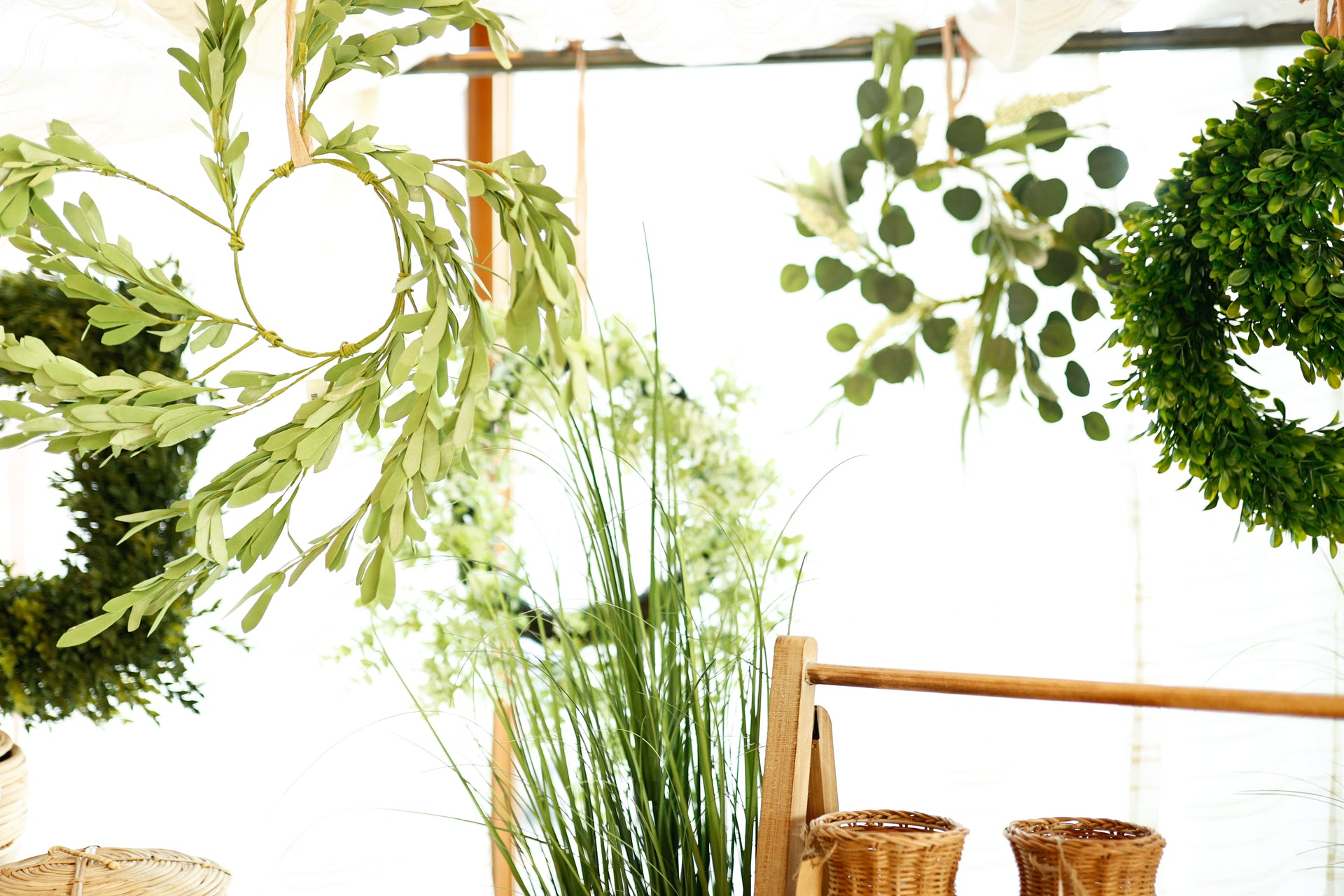 16in(6.5) Foamy Willow Leaves Wreath