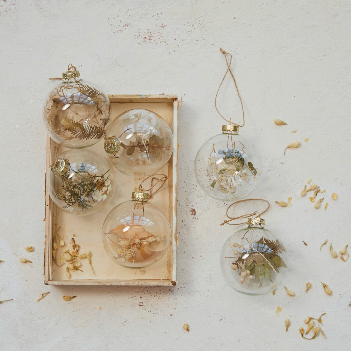 3-1/4" Rnd Glass Ornament w/ Dried Floral